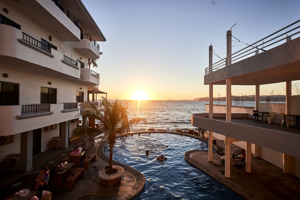 The Alondra Hotel 54/58