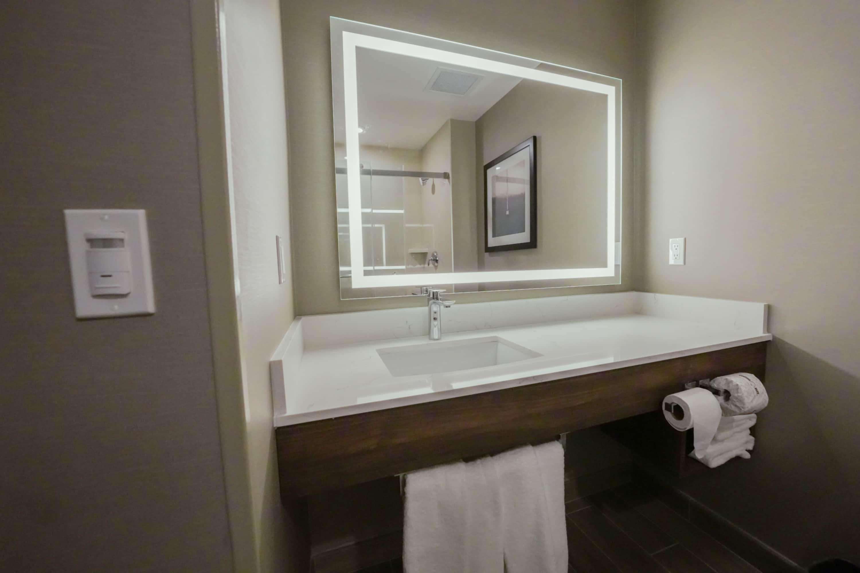 غرفة بسريرين كوين بإطلالة على الفناء، La Quinta Inn & Suites by Wyndham Santa Cruz 6/6