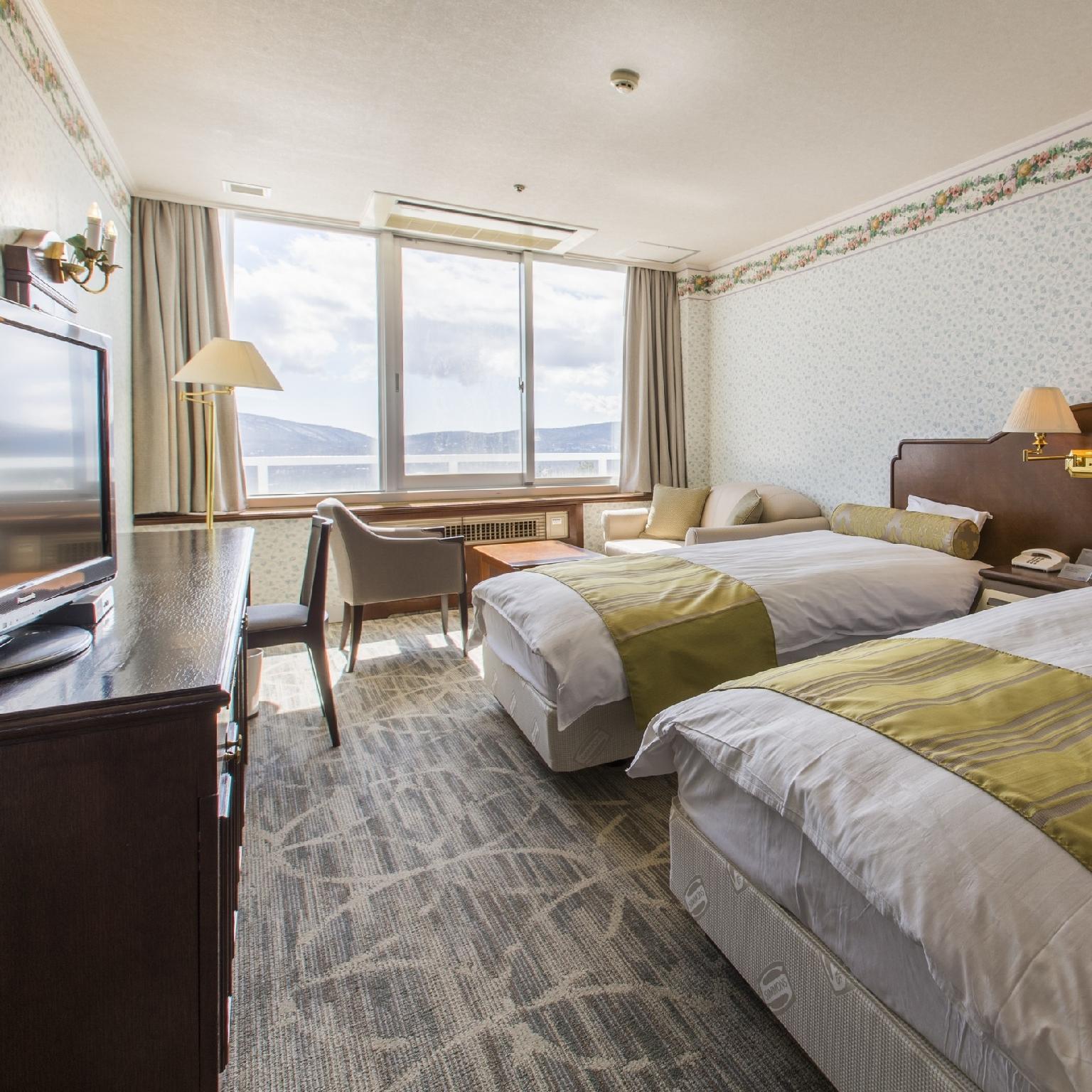 Room Assigned on Arrival, Lake View, Smoking Type Not Guaranteed