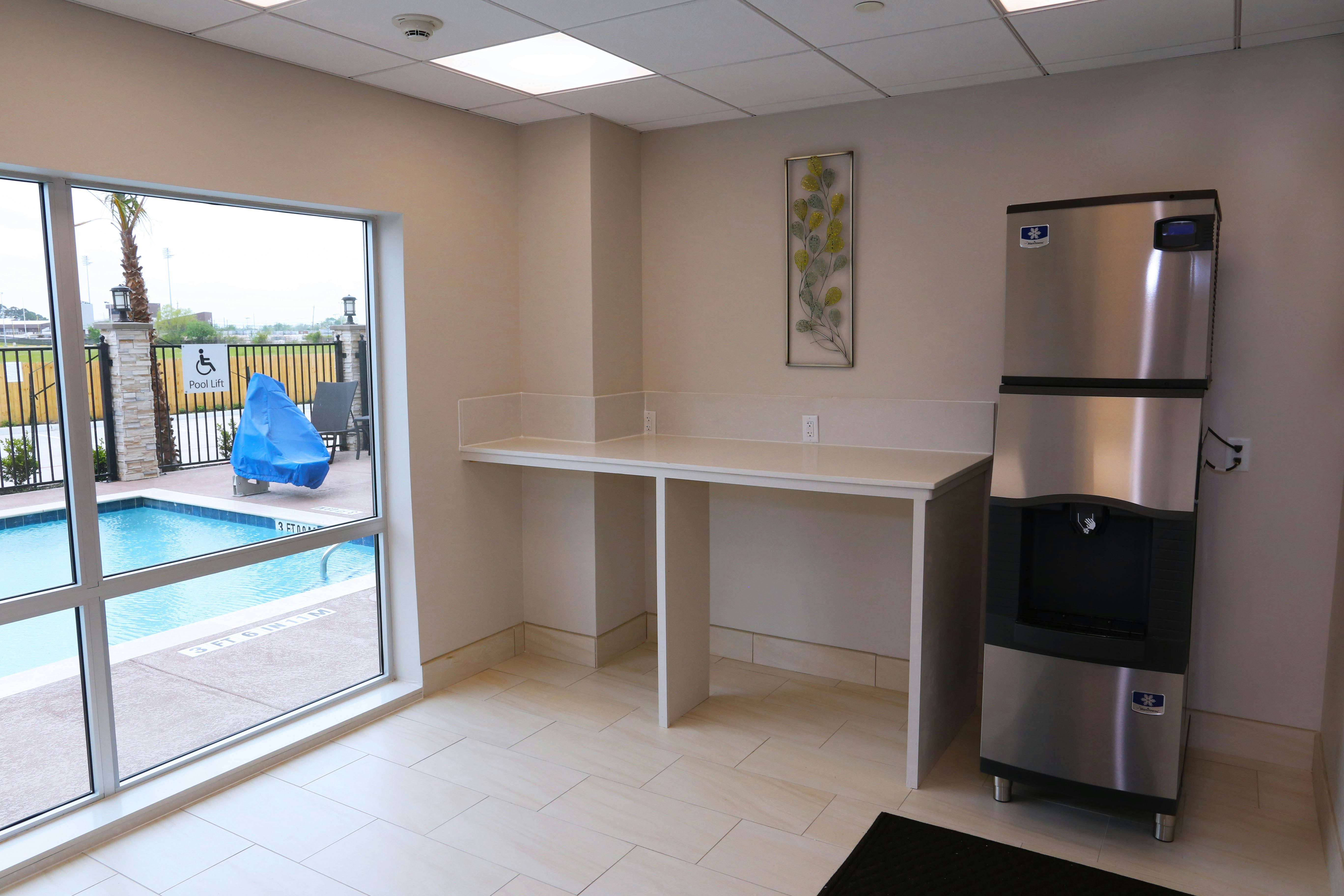 Holiday Inn Express Suites Houston Iah Beltway 8 15/65