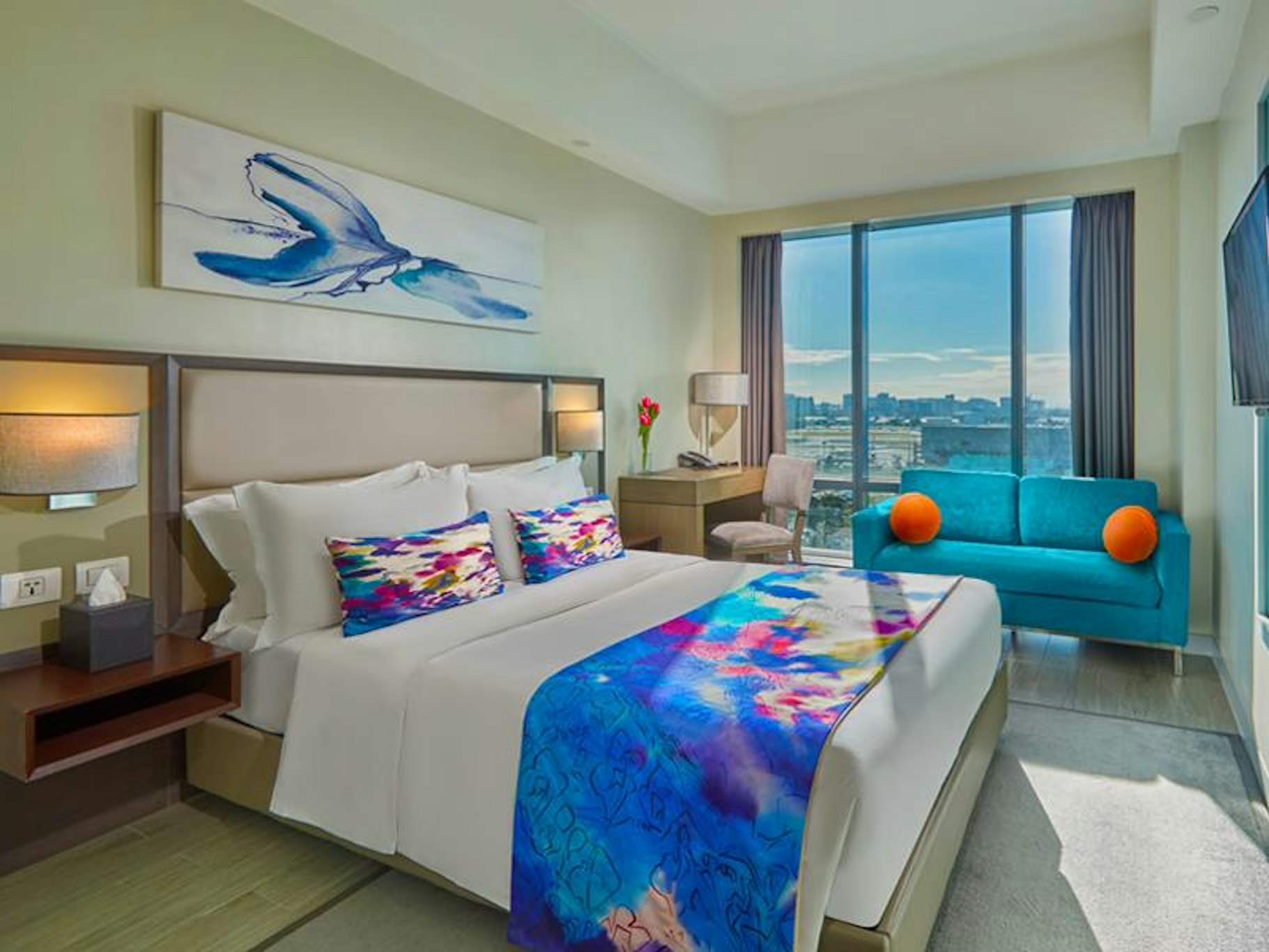Premier, Queen Bed, Pool Access