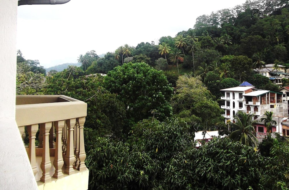 Majestic Tourist Hotel 8/49