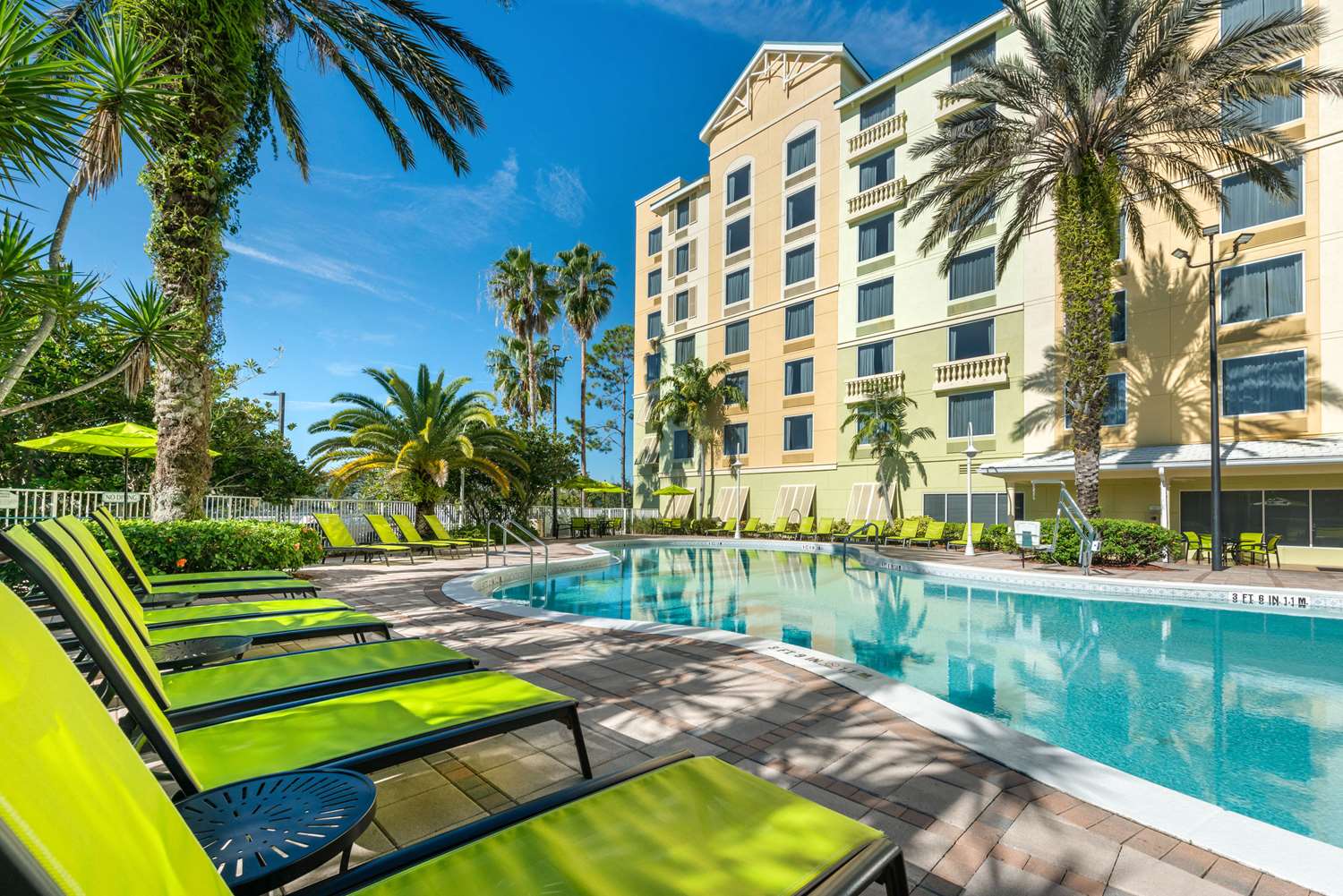 Comfort Suites Maingate East 17/18