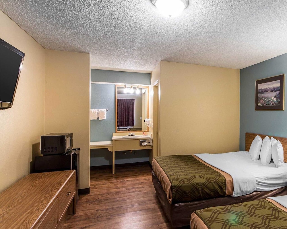 Econo Lodge Pryor 19/58