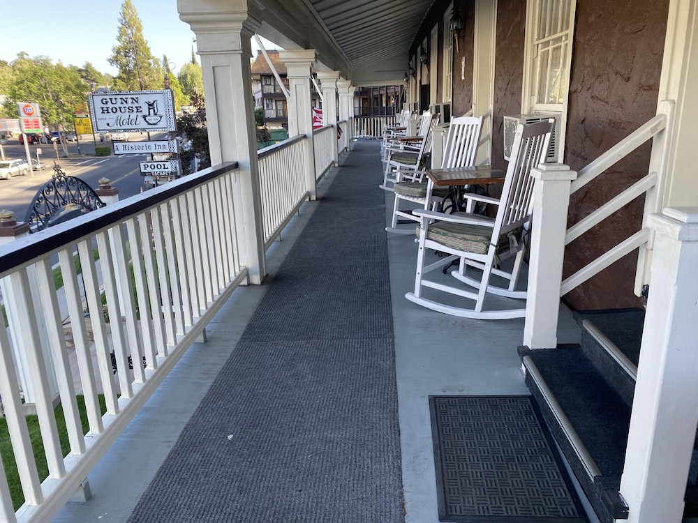 Gunn House Hotel 52/62