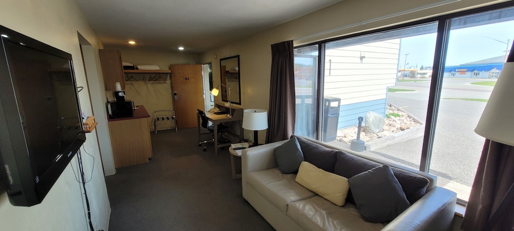 Pictured Rocks Inn & Suites 41/70