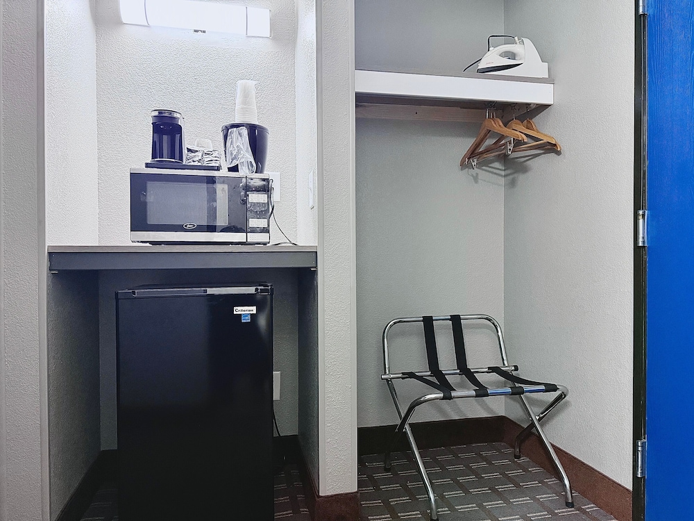 Economy Inn Suites Cedar Rapids 41/50