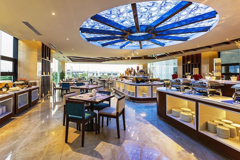 Maximilan Danang Beach Hotel 30/48