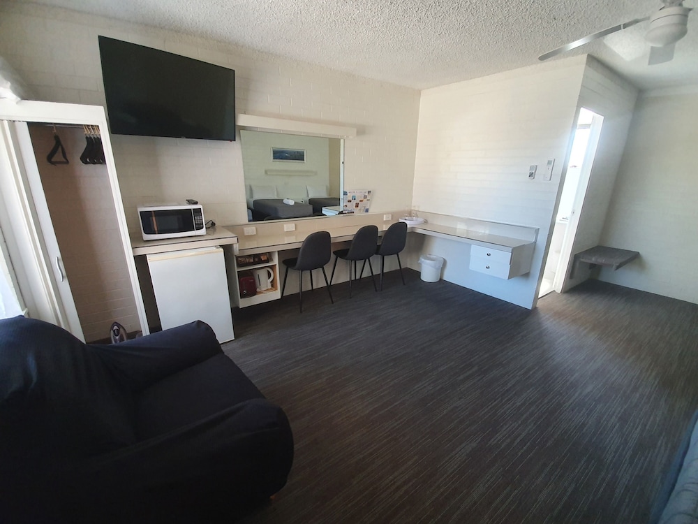 Coastal Bay Motel 36/66