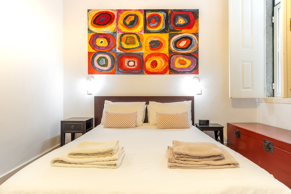 3 BEDROOMS, DELUXE, APARTMENT, CITY VIEW, BALCONY