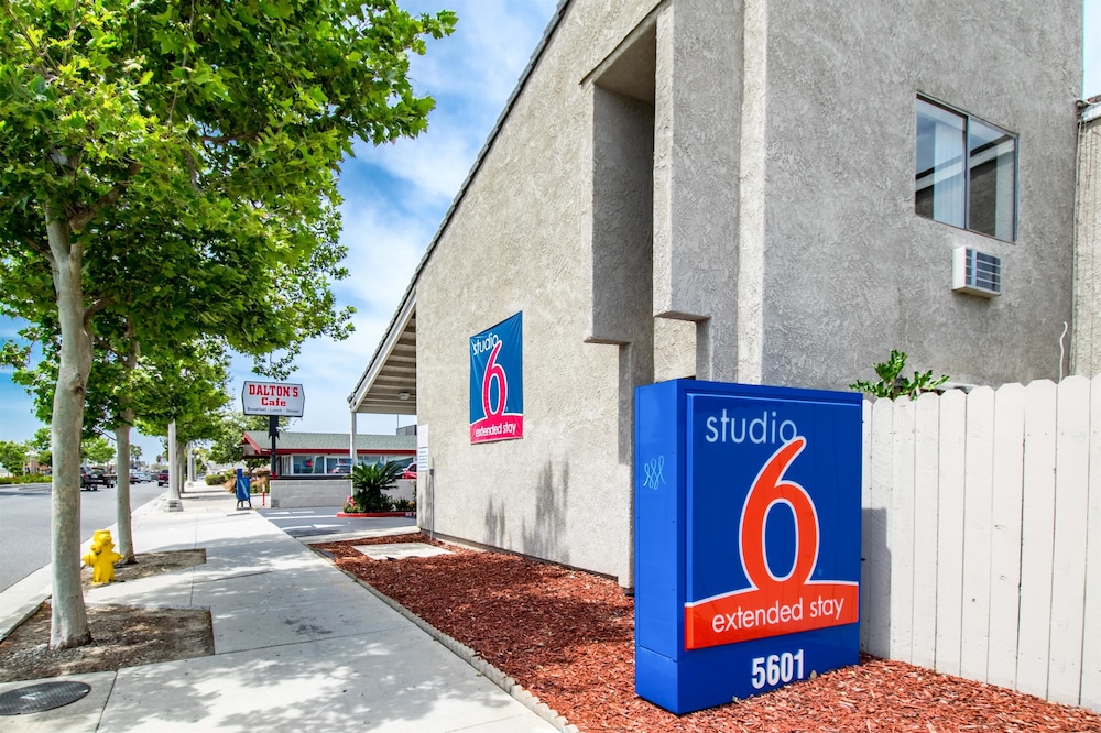 Studio6 Cypress, CA 35/42
