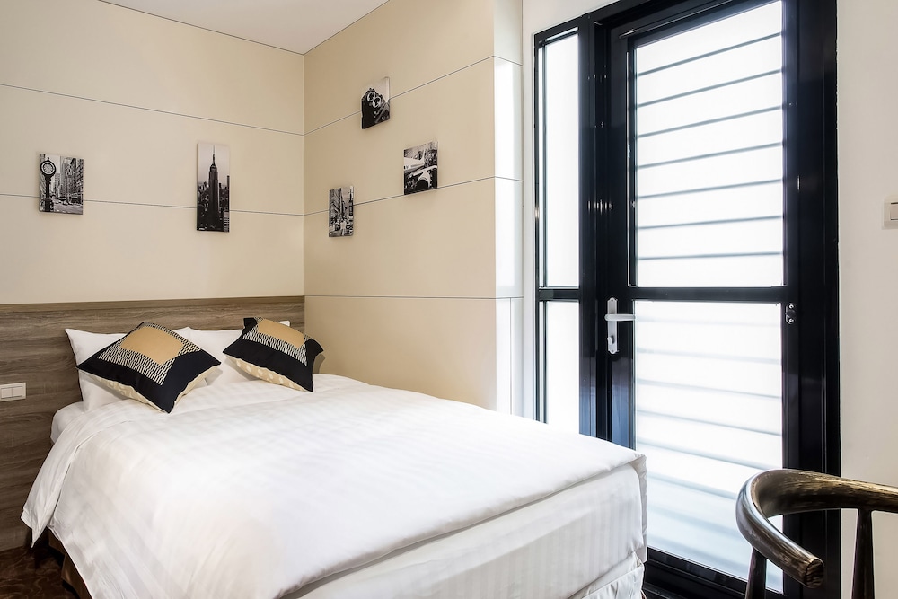 BUSINESS, DOUBLE BED