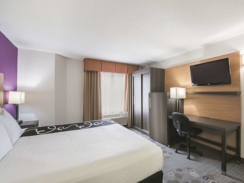 La Quinta Inn & Suites by Wyndham Minneapolis Northwest 17/39