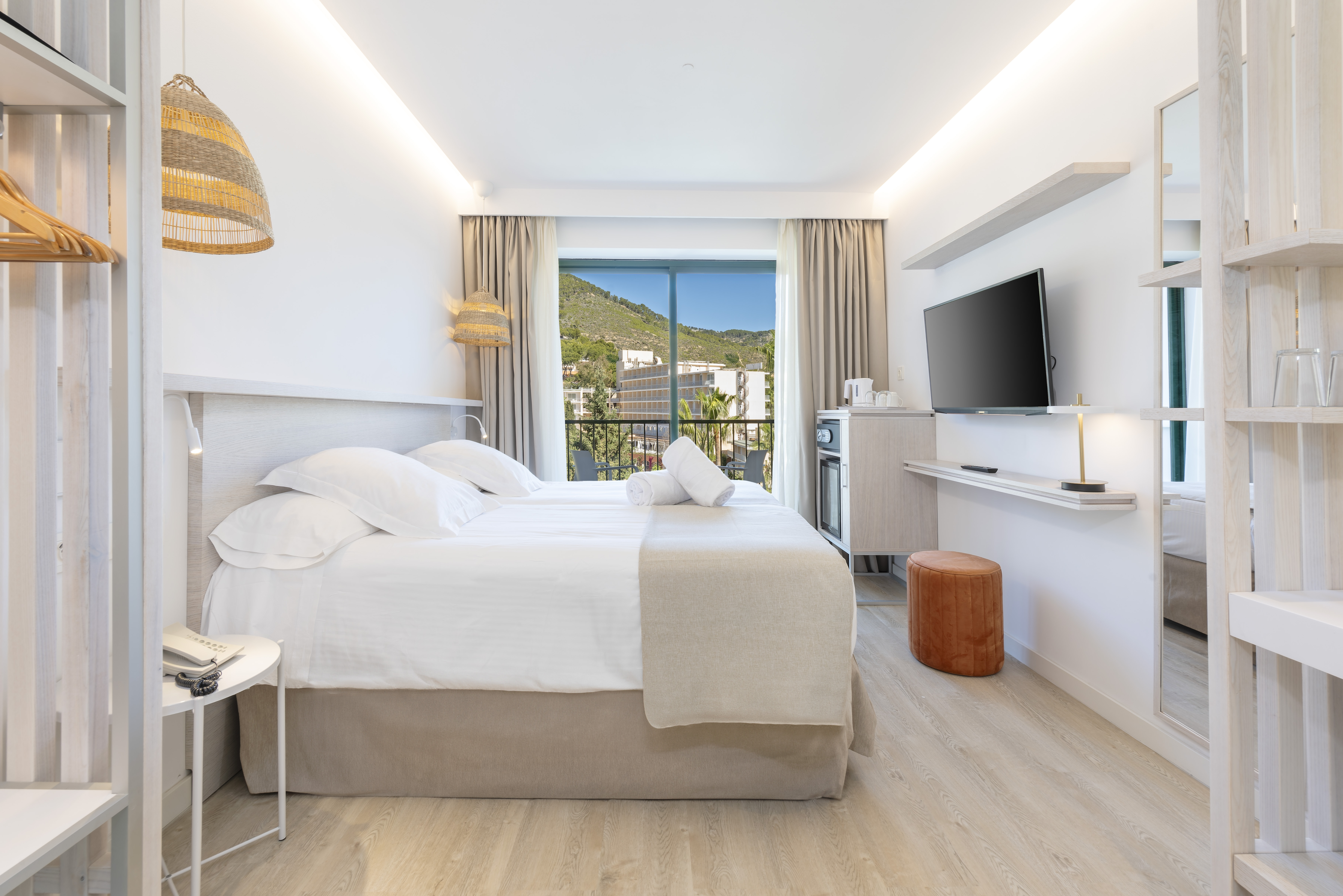 Deluxe, Double Bed