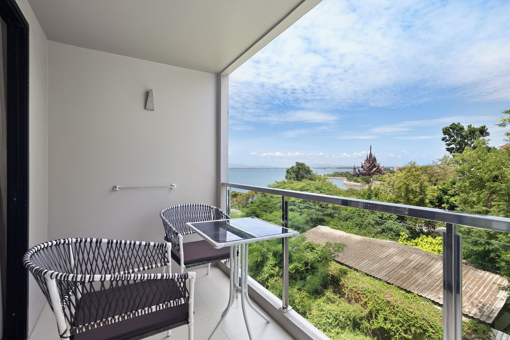 Mayaana Beach Resort - Formerly Golden Tulip Pattaya Beach Resort in PATTAYA