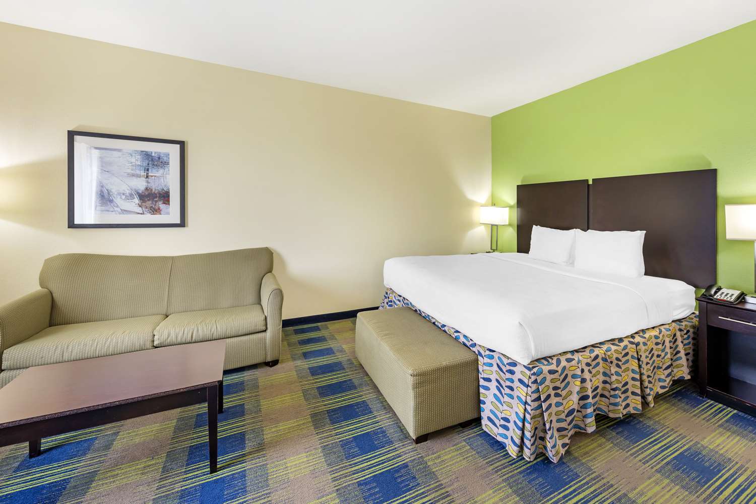 Suite, King Bed, Sofa, Accessible