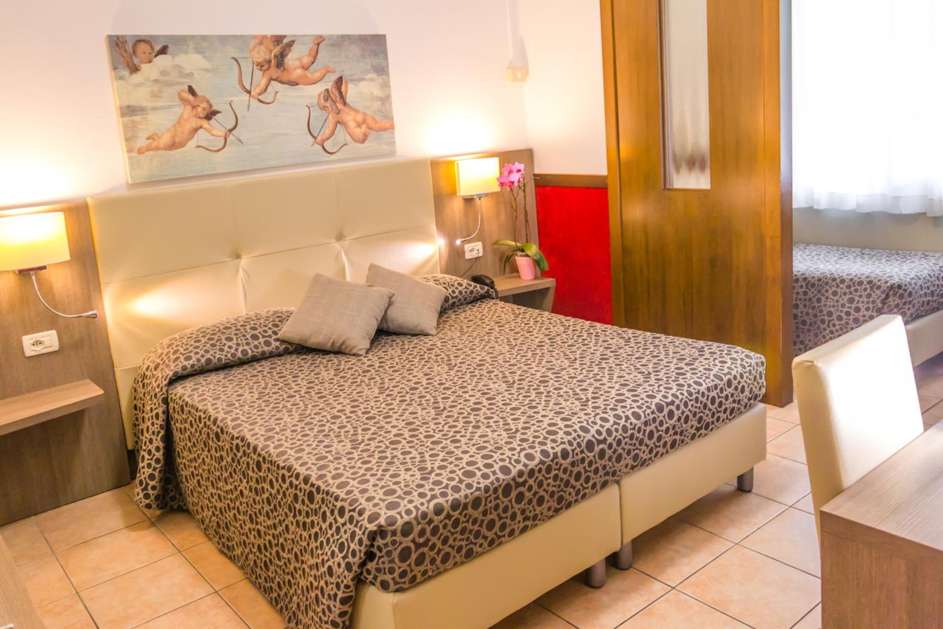 غرفة ثلاثية، Hotel Roma 2/10