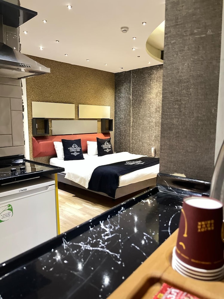 Corner Park Suites 7/50