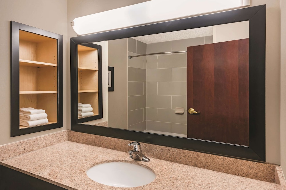La Quinta Inn & Suites by Wyndham Norwich-Plainfield-Casino 31/33