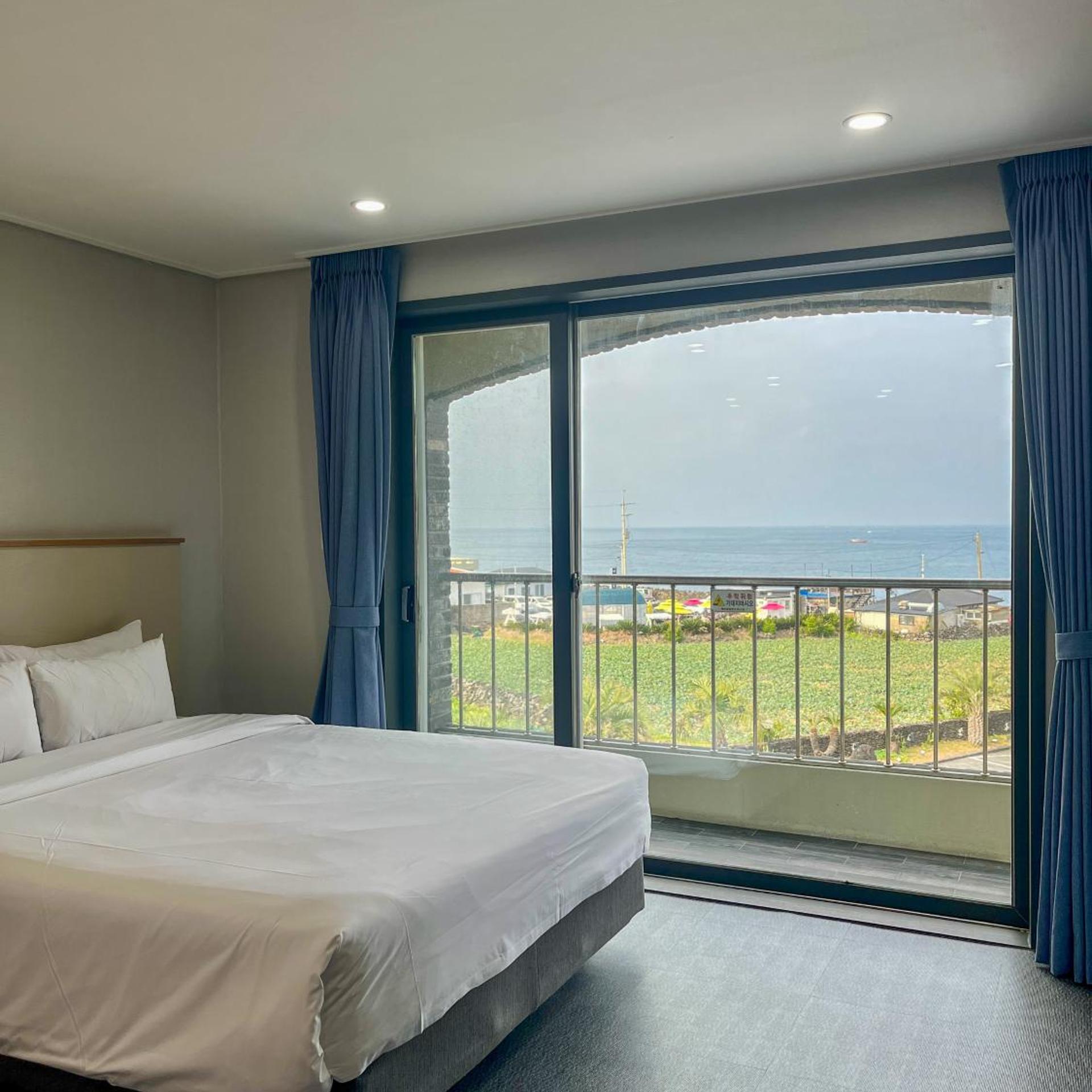 Deluxe, Partial Ocean View, Kitchenette, Strip Building