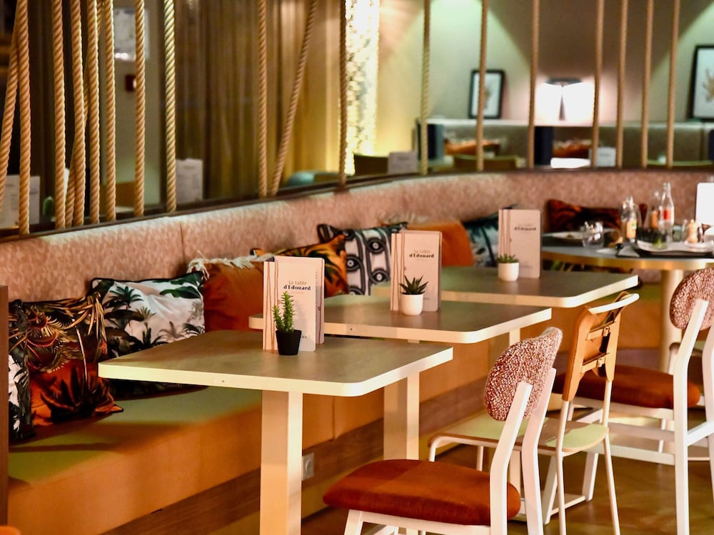restaurant cafeteria