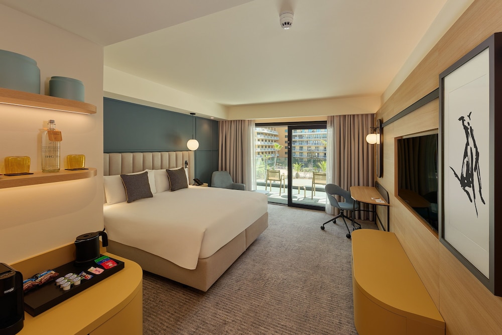 غرفة قياسية بسرير كينج بإطلالة على المدينة بشرفة، voco Malta by IHG 4/10