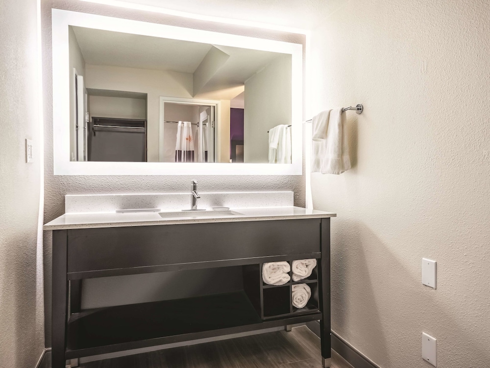 La Quinta Inn & Suites by Wyndham Hartford - Bradley Airport 25/47