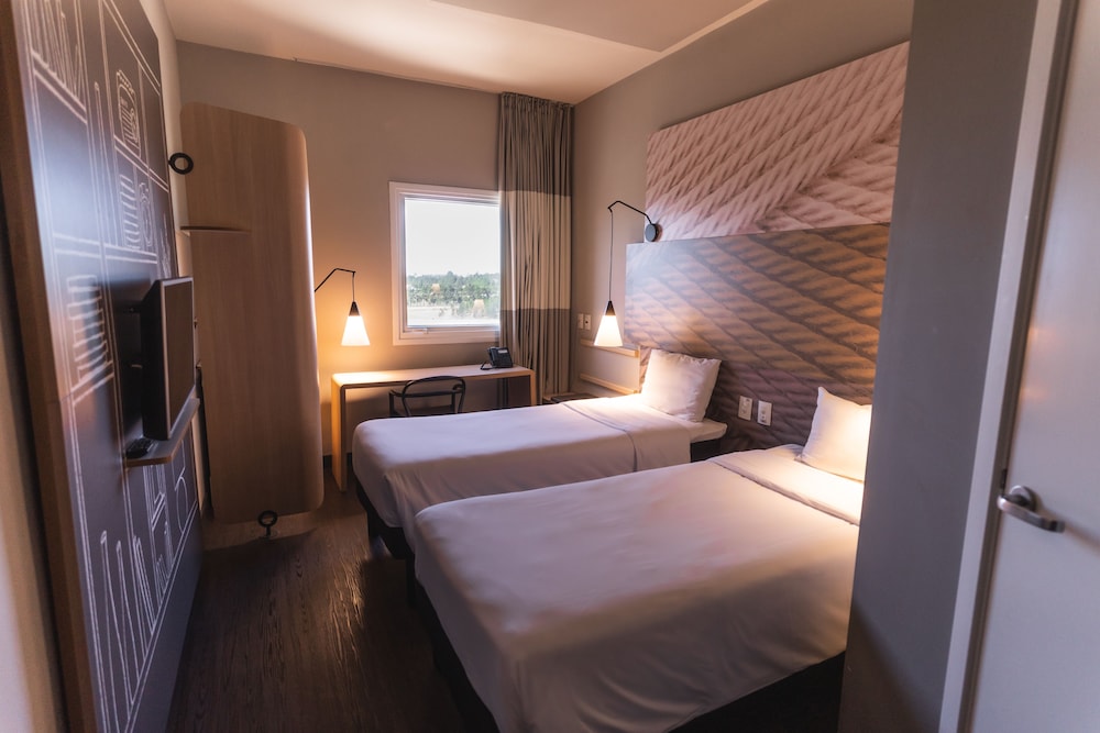 Ibis Lorena 20/61