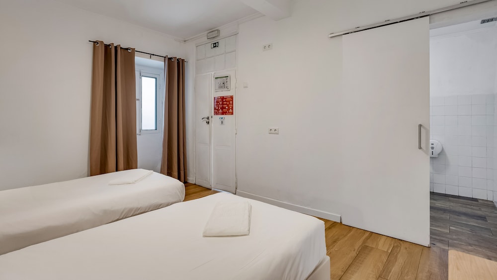ROOM, TWIN BEDS, PRIVATE BATHROOM
