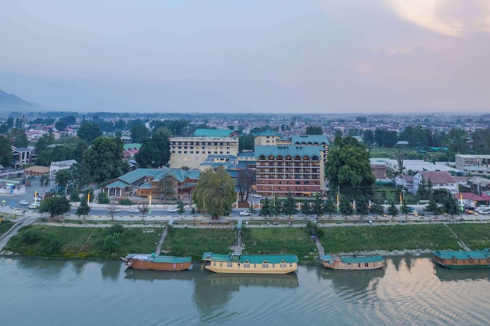 Radisson Collection Hotel & Spa, Riverfront Srinagar 46/50