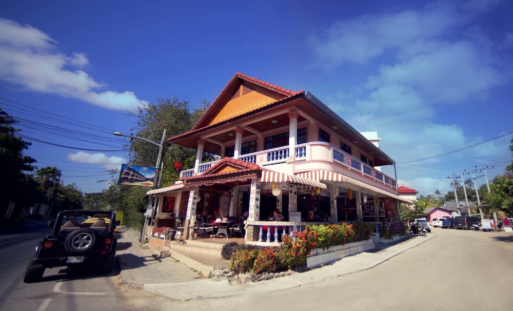 Lotus Hotel 4/50
