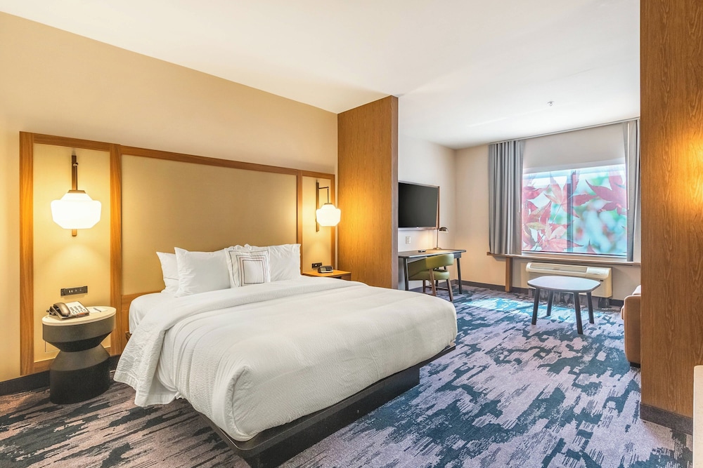 Suite, King Bed, Sofa, Accessible