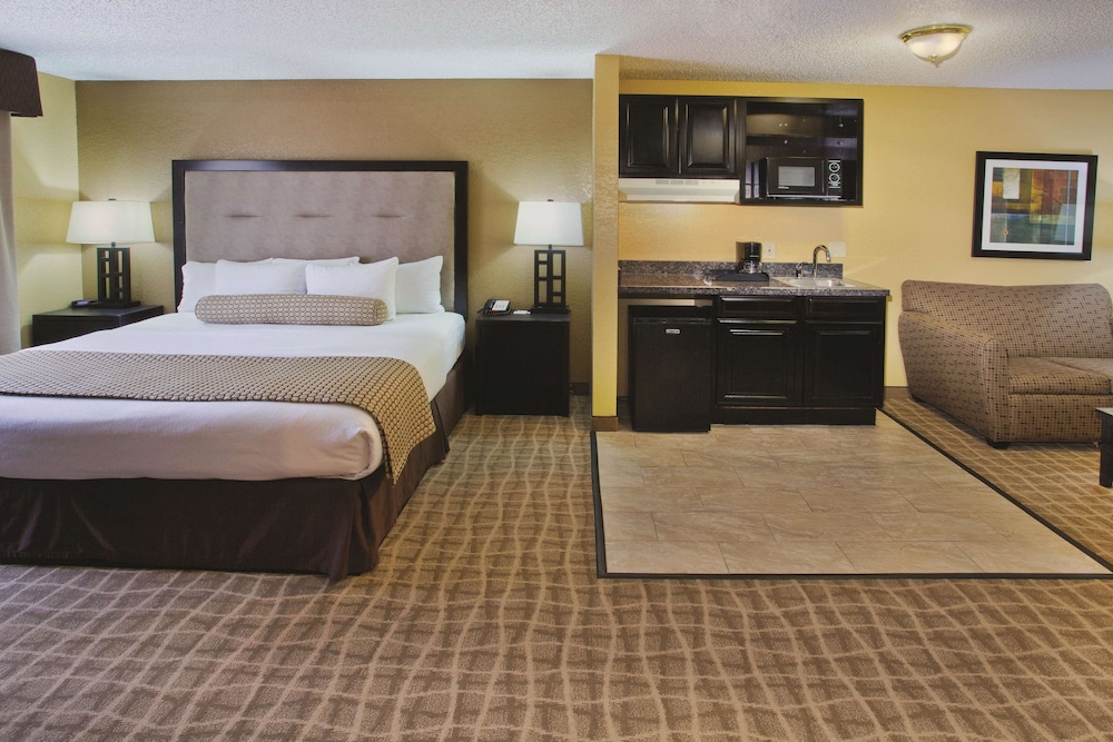 La Quinta Inn & Suites by Wyndham Hot Springs 14/57