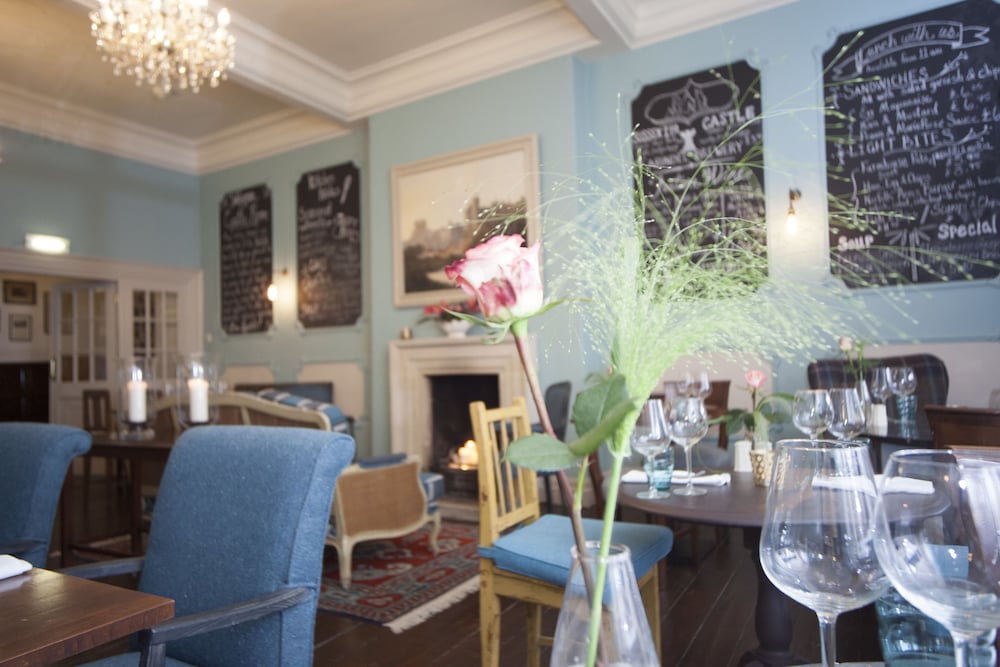 Norfolk Arms Hotel 39/55