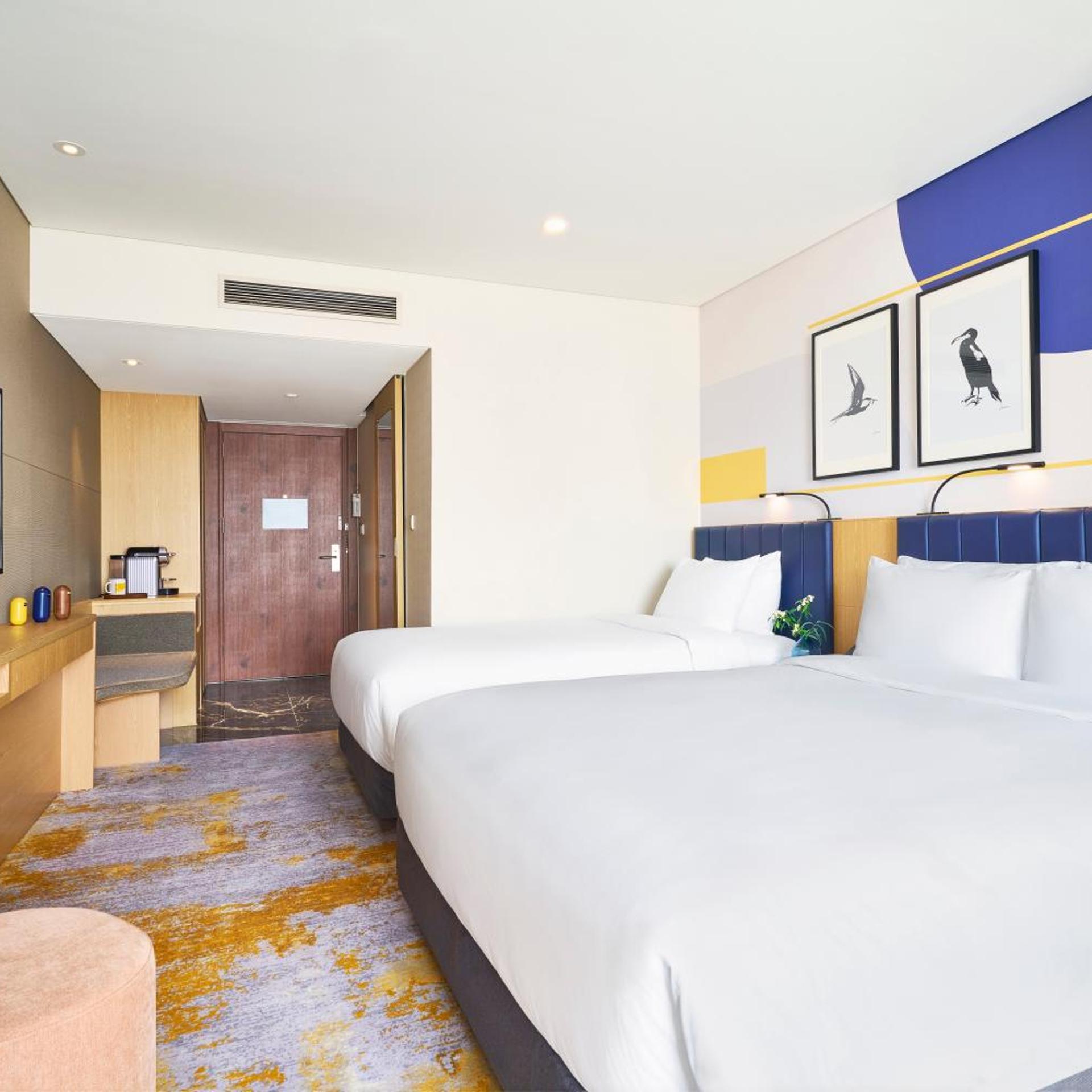 Premium, Single Bed, Queen Bed, Mountain View