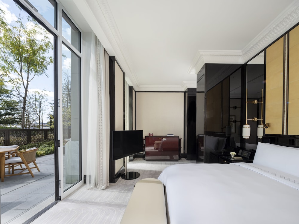 Superior, Suite, King Bed, Private Garden, Sofa