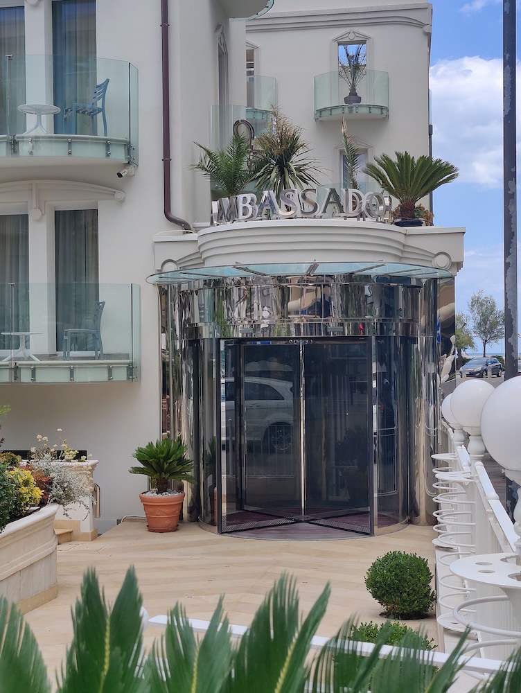 Hotel Ambassador 5/48