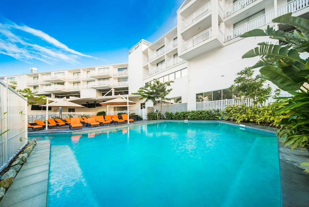 AIRLIE BEACH HOTEL 7/70