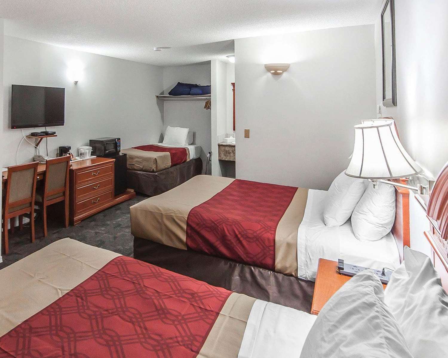 Room, Single Bed, 2 Queen Beds, Econo Lodge Inn & Suites Drumheller 2/4