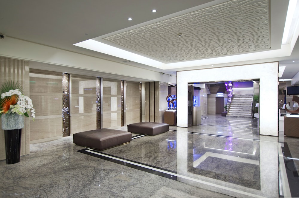 CHECK inn SELECT Taichung Dadun 8/48