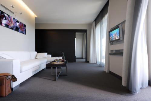 جناح، Hotel Selene 4/10