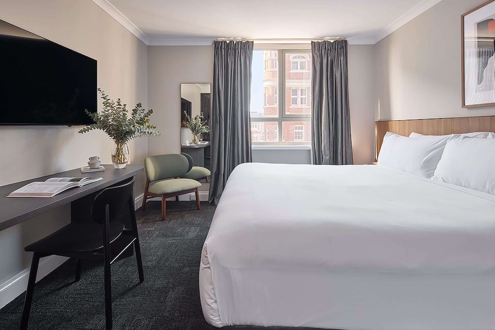 DELUXE, KING BED