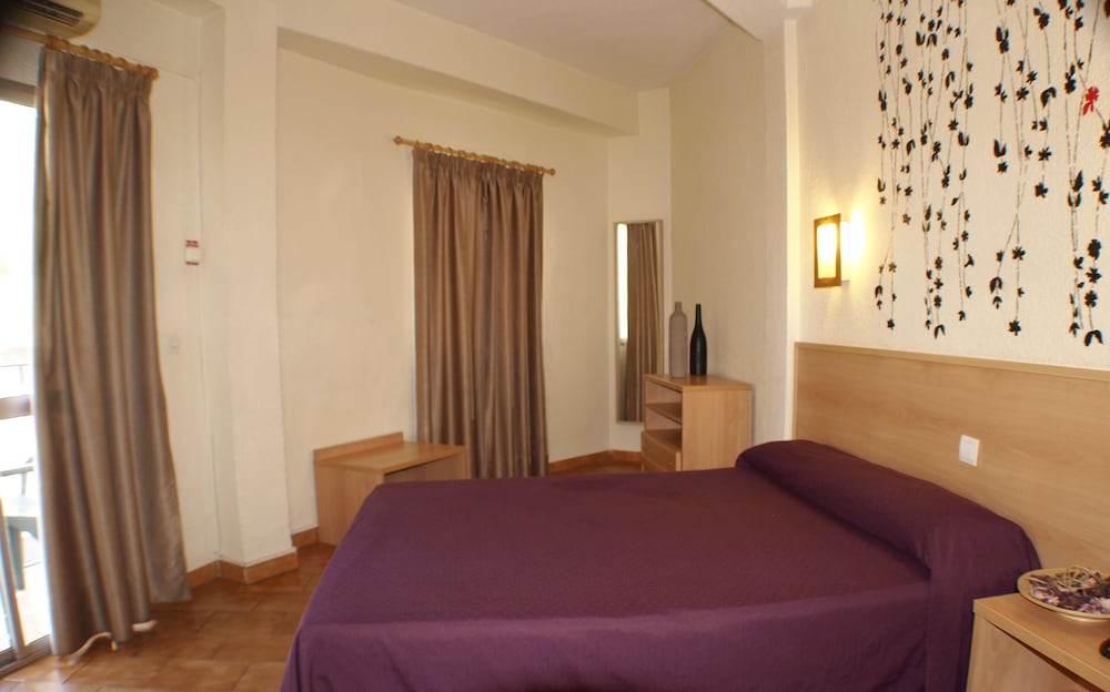 ROOM, SINGLE