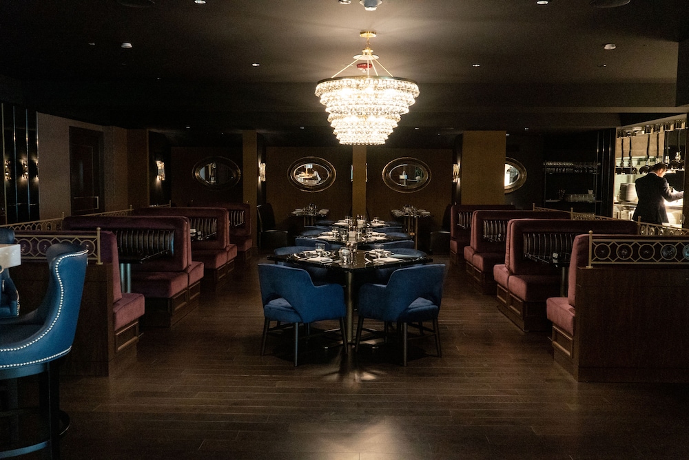 The LaSalle Chicago, Autograph Collection 26/32