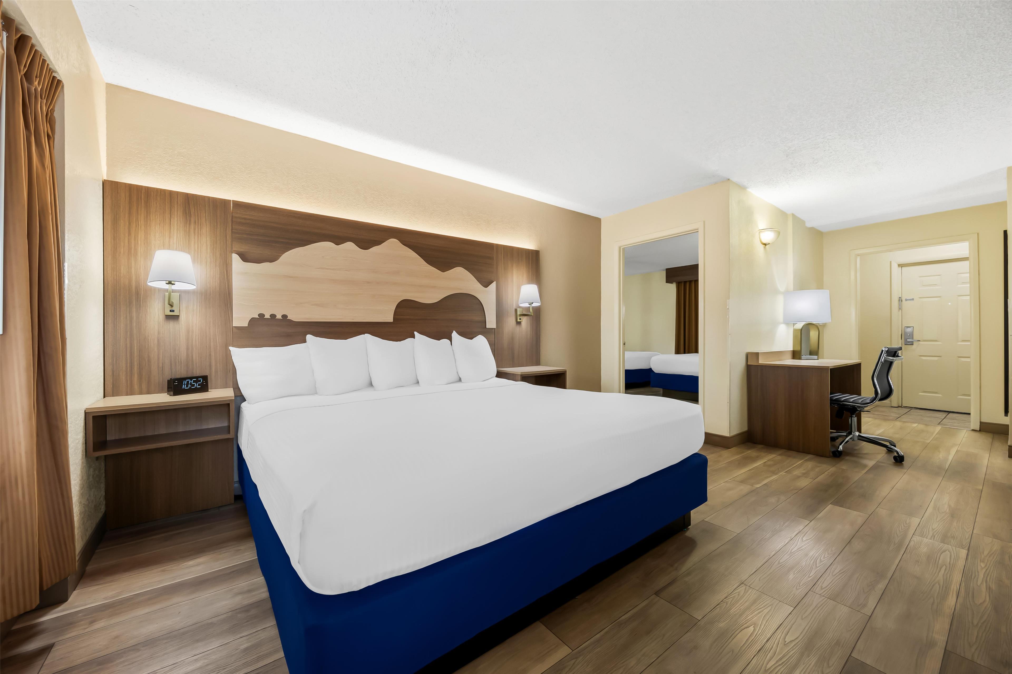 Suite, King and Double Bed, with Extra Double Bed، Best Western Center Pointe Inn 2/10