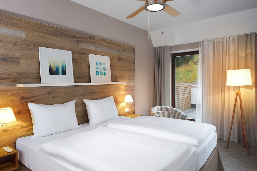 SUPERIOR, KING BED, BALCONY