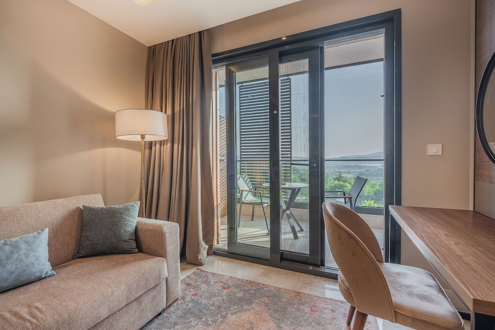 Montenegro Lodge 28/50
