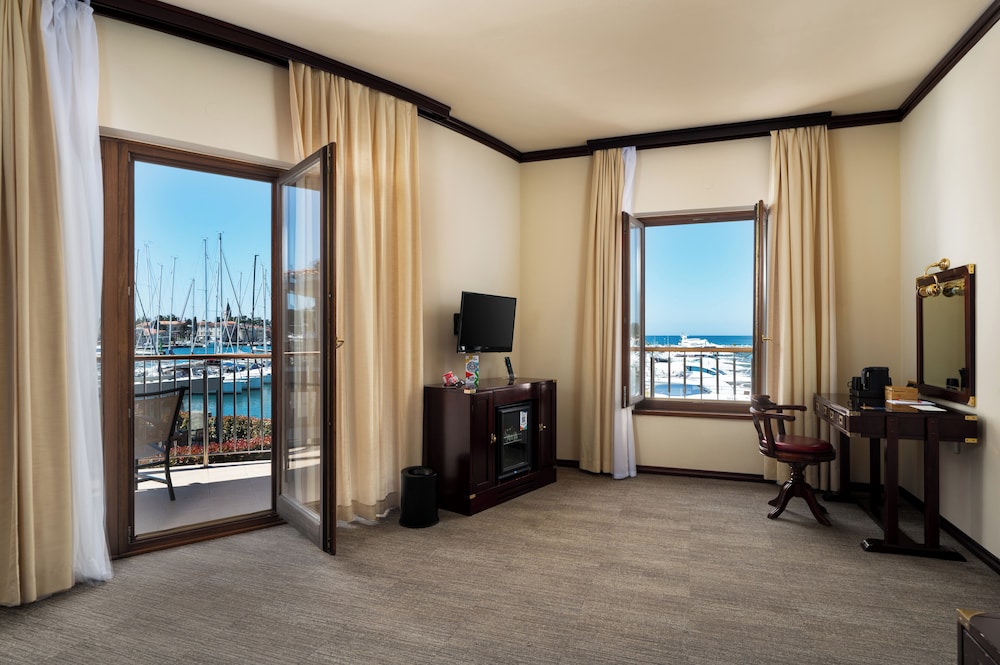 Hotel Nautica 38/72