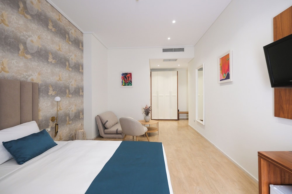 DELUXE, DOUBLE BED