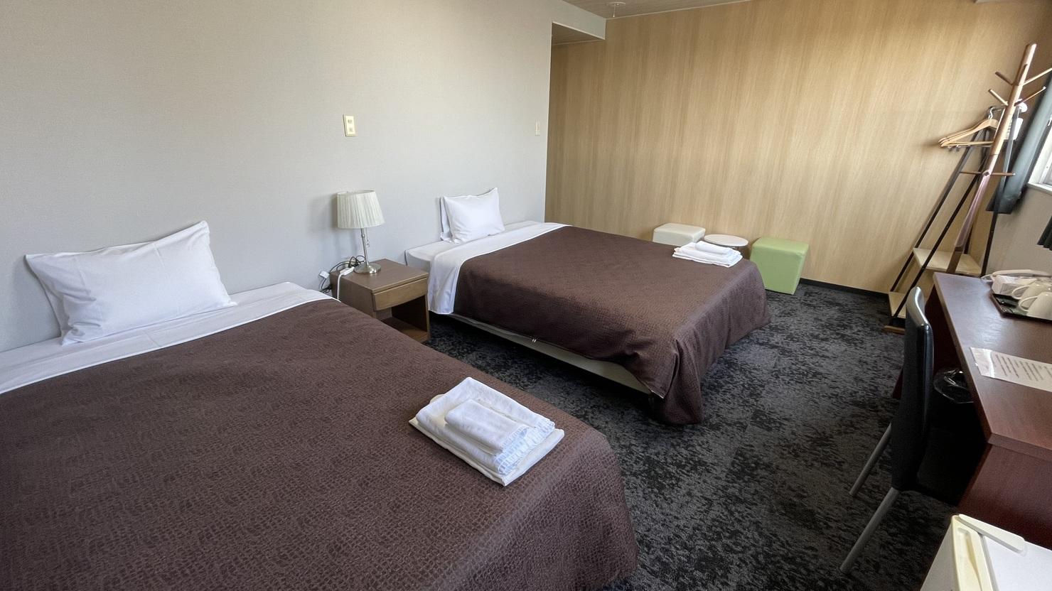 ROOM, TWIN BEDS